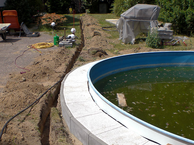 Grabearbeiten für die Wasserversorgung des Pools