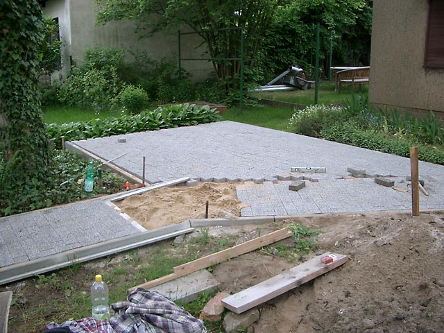Gepflasterer Gartenweg mit Freisitzfläche vor dem Haus