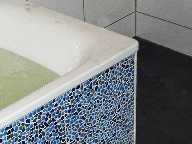 Detail: Mosaikfliesen an der Wanne